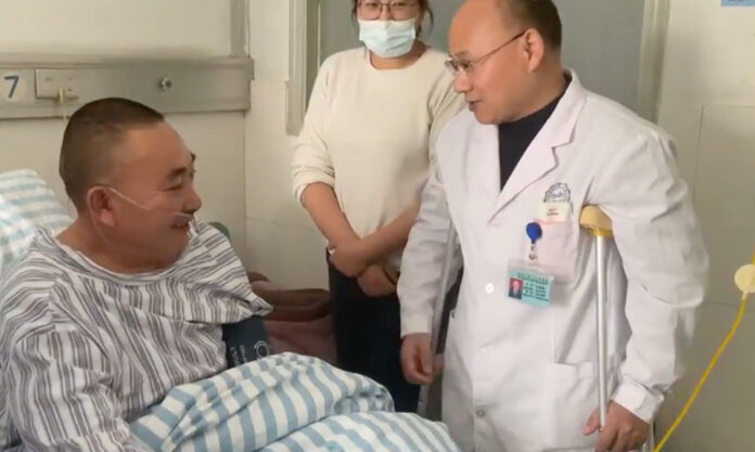 The Nanjinger - Meet Huai’an Surgeon with Broken Leg who Operates on Crutches