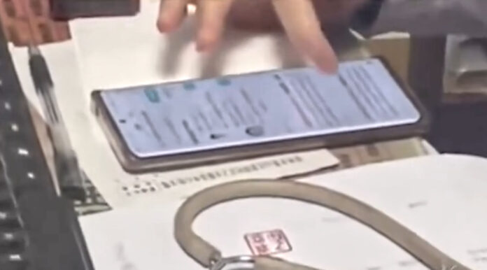 The Nanjinger - Viral Video Shows Xuzhou Doctor Searching Patient’s Condition Online
