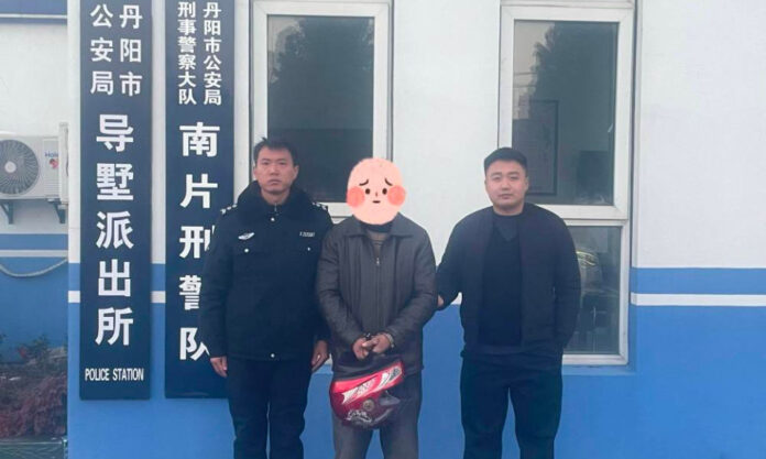 The Nanjinger - Idiot Thief in Zhenjiang Tries Wearing Helmet to Steal E-bike. Doesn’t Work!