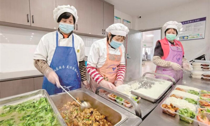 The Nanjinger - Wuxi Boasts of 100% Coverage for Low Income Seniors’ Food Aid