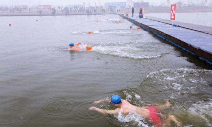 The Nanjinger - No Shortage of Swimmers in Freezing Waters at Swim Invitational in Suqian