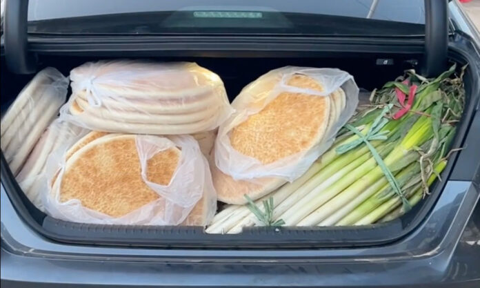 The Nanjinger - 200 KG of Flatbread Taken back to Work by Xuzhou Boy; Can Eat for Months!