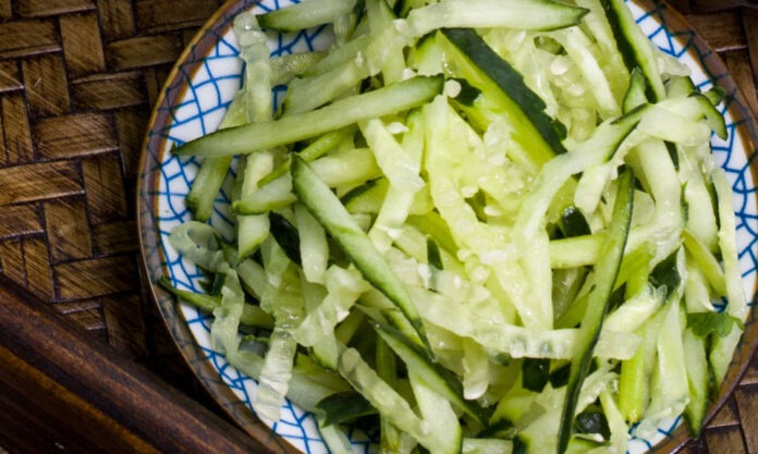 The Nanjinger - Cooking Chinese; 拍黄瓜 Smashed Cucumber Salad