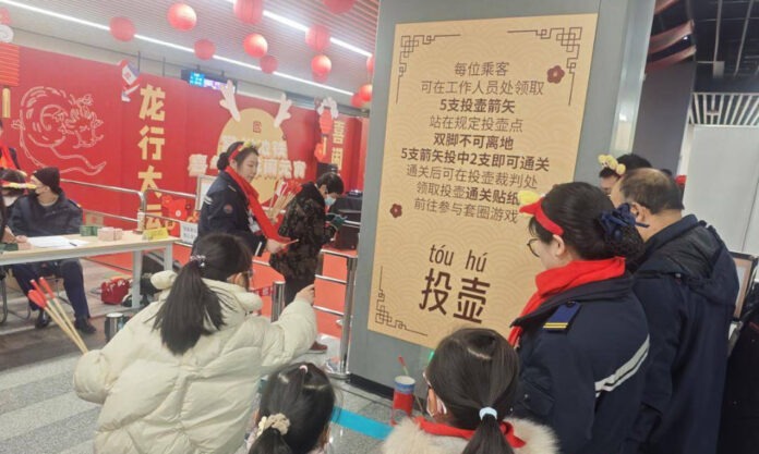 The Nanjinger - DJ + Peking Opera for Changzhou Citizens Celebrating Lantern Festival in Metro Station