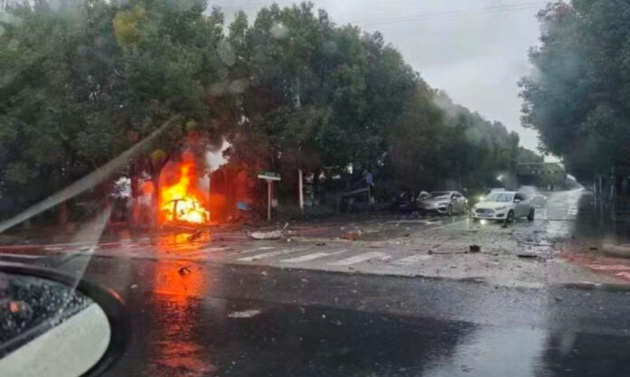 The Nanjinger - Devastation in Suzhou as Electric Car Hits Sign, Flips & Spontaneously Explodes