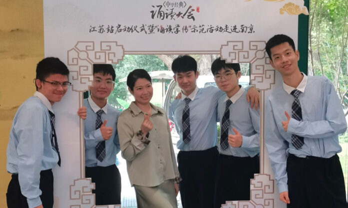 The Nanjinger - Teacher at Nanjing School for the Deaf Elected as“Good Person of China”