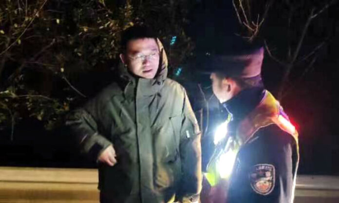 The Nanjinger - Urinating by Highway Earns Nantong Man 1 Lost Cellphone, 9 Points & a ¥200 Fine