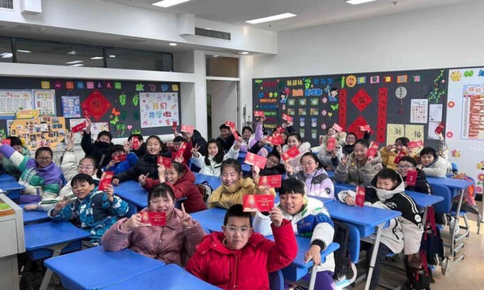 The Nanjinger - Yancheng School Pays Children to Read (¥100 Red Envelopes)