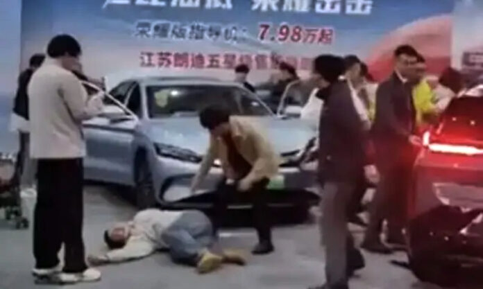 The Nanjinger - Car Displayed at Nanjing NEV Expo out of Control; Hits 5 People all Hospitalised