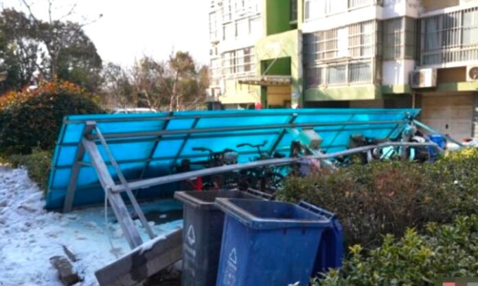 The Nanjinger - Collapse of Parking Sheds in Suqian Reminds E-Bike Owners to Purchase Insurance