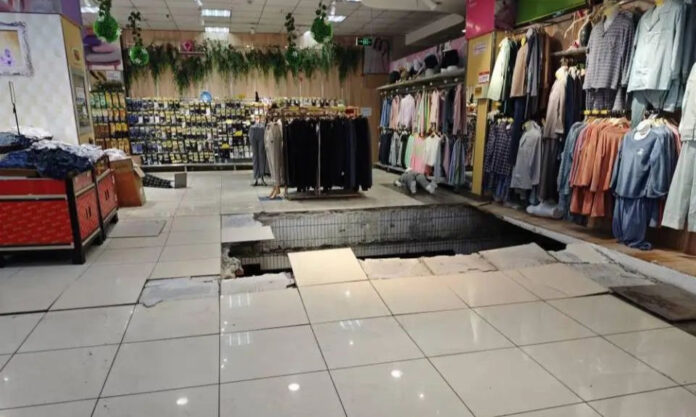 The Nanjinger - Customer Falls as Floor of Shopping Mall in Zhenjiang Collapses
