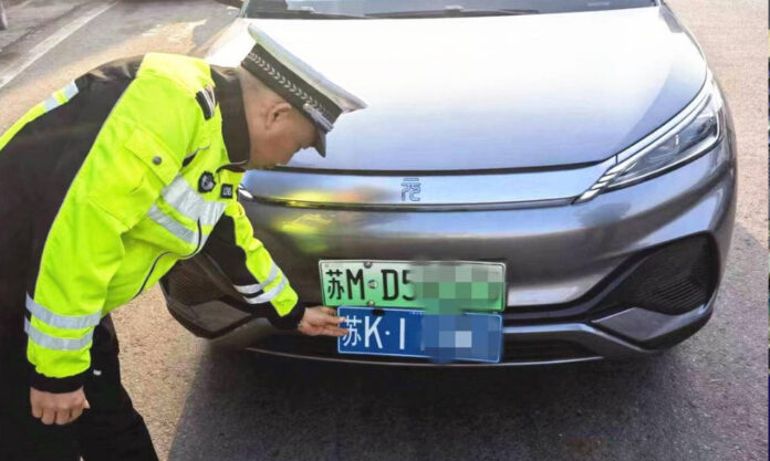 The Nanjinger - Ride Hailing Driver Swaps License Plates in order to Enter Yangzhou Communities