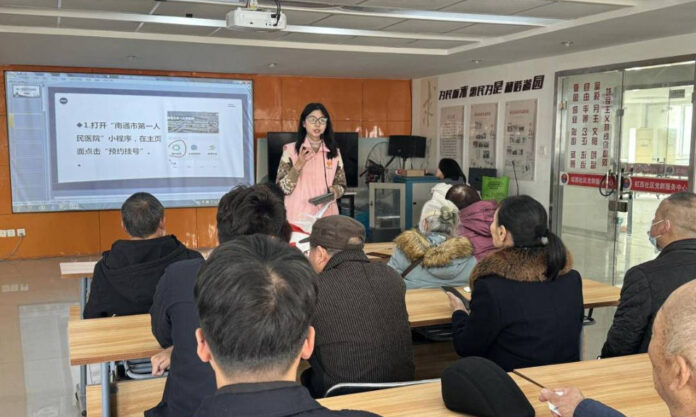 The Nanjinger - Volunteers in Nantong Help Seniors to Cross “Digital Divide”