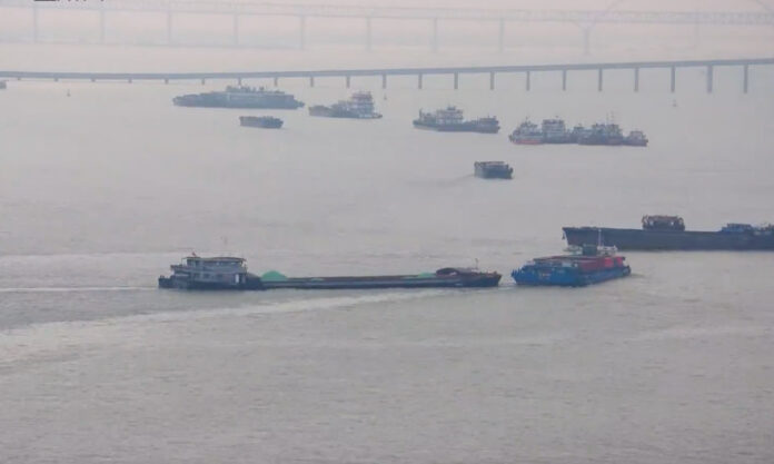 The Nanjinger - 2 Ships in Nantong Section of Yangtze River Come within 1 Metre of Collision