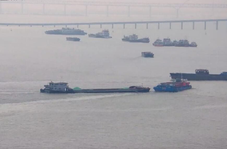 The Nanjinger - 2 Ships in Nantong Section of Yangtze River Come within 1 Metre of Collision