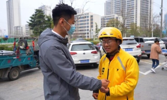 The Nanjinger - Delivery Guy Delivers Drunk Man Home in Suqian; Far from the 1st Time!