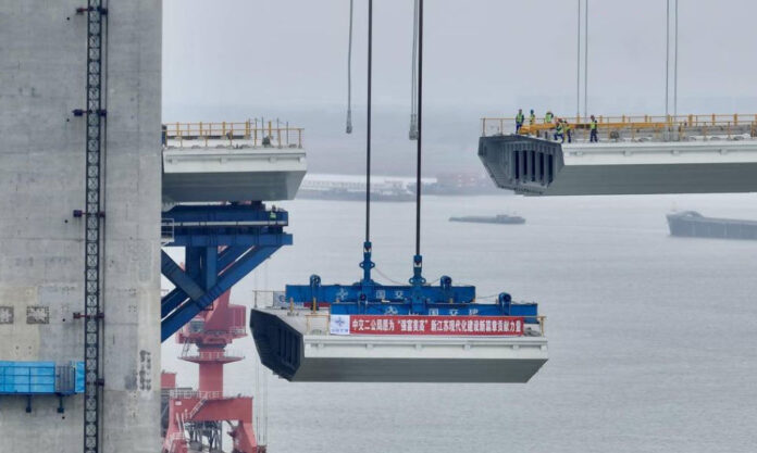 The Nanjinger - Final Box Girder Hoisted into Position for Nanjing Longtan Yangtze River Bridge