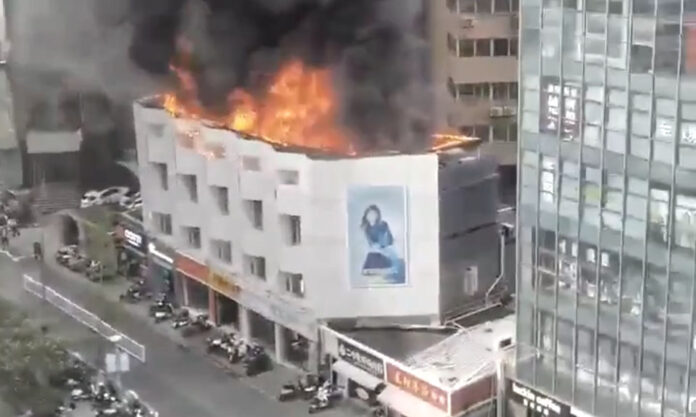 The Nanjinger - Fire Engulfs Roof of Building in Downtown Xuzhou; Miracle No one was Hurt
