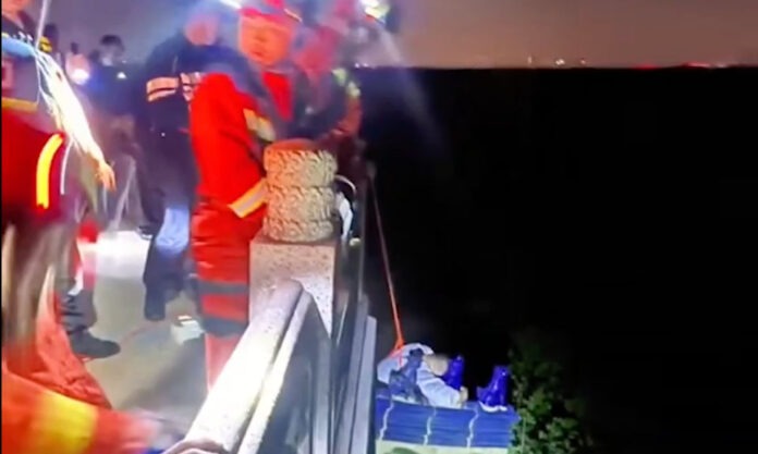 The Nanjinger - Man Trapped 30 Metres up on Eaves of Linggu Pagoda in Nanjing