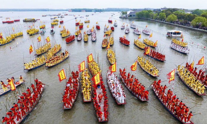 The Nanjinger - Tens of Thousands Turn out For Boat Festival in Taizhou & Timeless Folk Customs