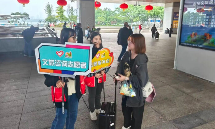 The Nanjinger - 4 Million take Nanjing Metro on 2 May while Student Volunteers Assist Tourists