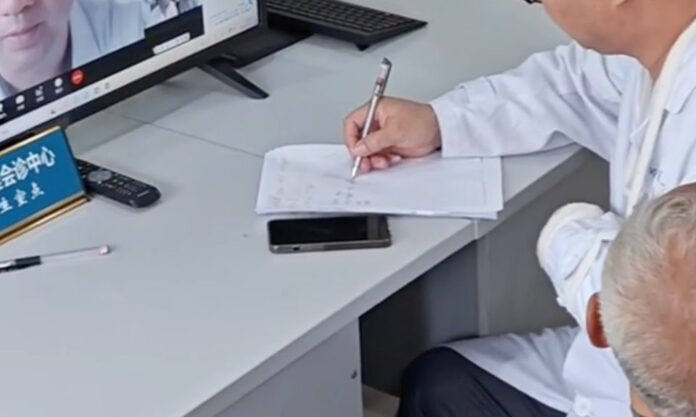 The Nanjinger - Doctor in Yancheng with Fractured Hand Works to Treat others for 50 Days