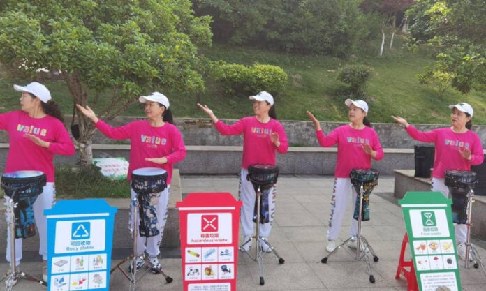 The Nanjinger - Flash Mob Popularises Rubbish Classification with African Drum Performance