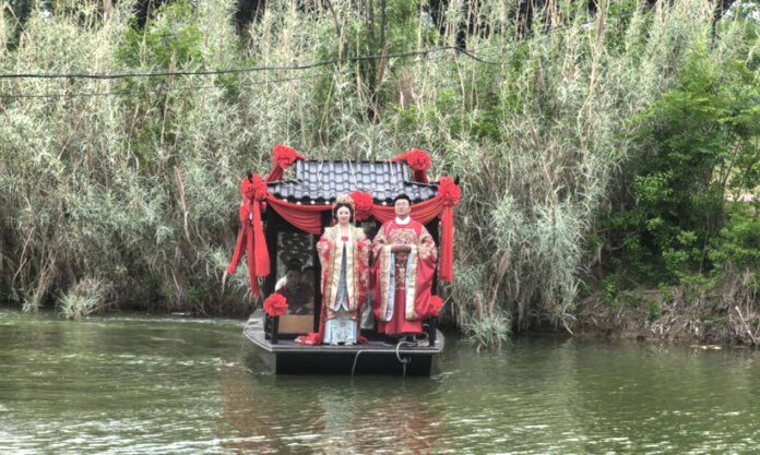 The Nanjinger - Ming Dynasty Wedding! Groom Takes Boat to Welcome Bride in Suqian