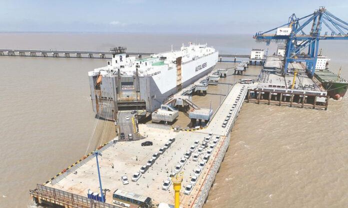 The Nanjinger - Record High for Single Ship in History as 4,099 Vehicles Sail out of Yancheng