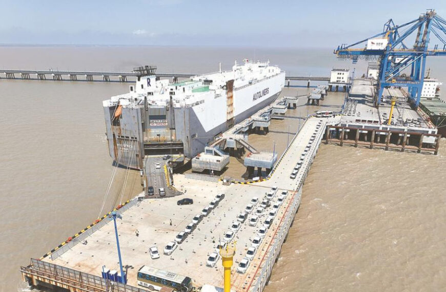 The Nanjinger - Record High for Single Ship in History as 4,099 Vehicles Sail out of Yancheng