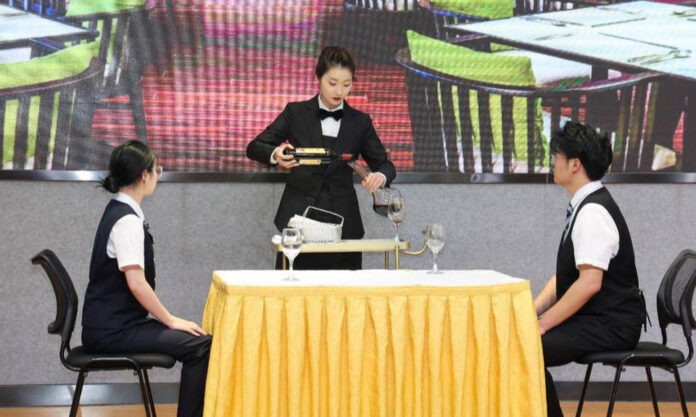 The Nanjinger - Serving Wine Key to National Vocational College Skills Competition Held in Nanjing