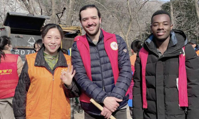 The Nanjinger - Police Woman Teaches Foreigners Chinese for Free; Tunisian Student Scores 268:300