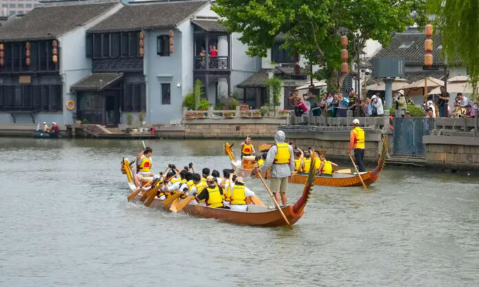 The Nanjinger - Weekend Dragon Boat Race on Grand Canal in Wuxi Draws the Crowds
