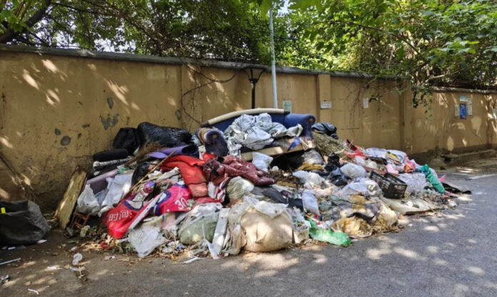 The Nanjinger - Nanjing Property Company No Money to Remove Massive Sinking Pile of Trash