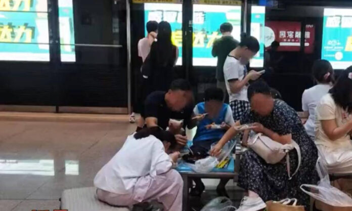 The Nanjinger - Controversy over People Picnicking on Nanjing Metro Platform; What’s the Rule?