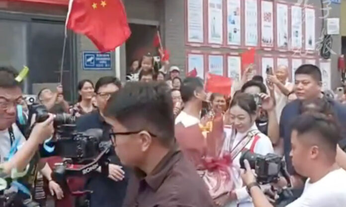 The Nanjinger - Hero’s Welcome for Olympic Gold Medal Winning Girl Returning to Yancheng