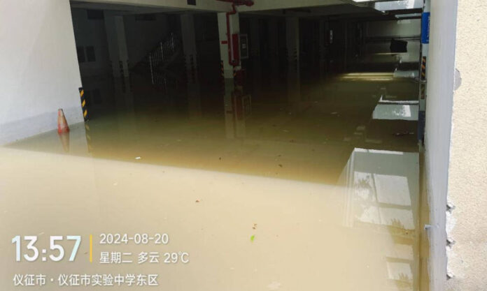 The Nanjinger - Outrage in Yangzhou at ¥260,000 for Parking Space in Top Community Flooded 24:7