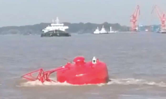 The Nanjinger - Ship Hitting Buoy & Fleeing Scene Caught by Surveillance Cameras in Yangzhou