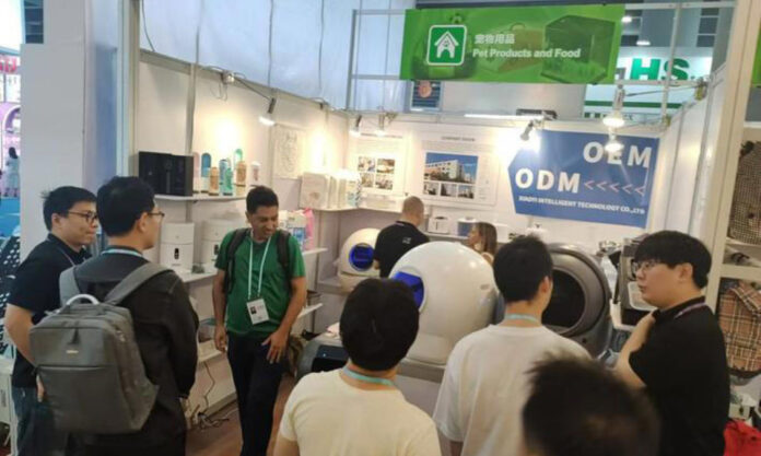The Nanjinger - Foreign Customers Crazy for Yangzhou Smart Cat Litter Box at Canton Fair