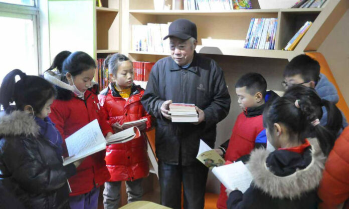 The Nanjinger - Lianyungang Man Awarded for 28 Years of Retirement Spent Helping Disabled Children