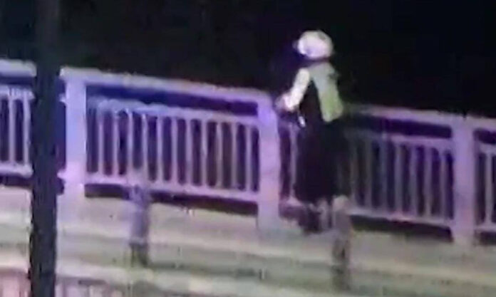 The Nanjinger - Traffic Cop Twice Hurdles in 5 Seconds to Save Woman Intent on Suicide on Wuxi