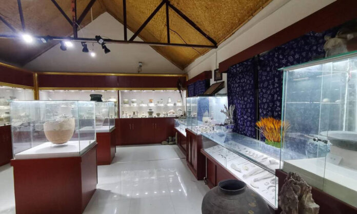 The Nanjinger - Xuzhou 74 Year Old Personally Funds Farming Culture Museum; Donates 20,000 Pieces