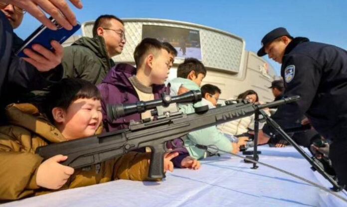 The Nanjinger - Children get their Hands on Weaponry at “Police Barracks’ Open Month” in Nanjing