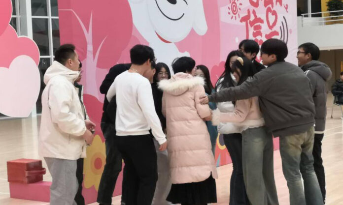 The Nanjinger - Group Hugs are Feature of Blind Dating Activity for JD.com Staff in Suqian