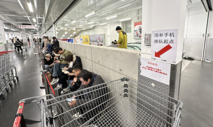 The Nanjinger - People Queue for 20 Hours to get ¥1,700 off an iPhone in Costco in Suzhou