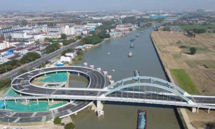 The Nanjinger - Remarkable Road Design Solves Height Differential for Waterway in Wuxi