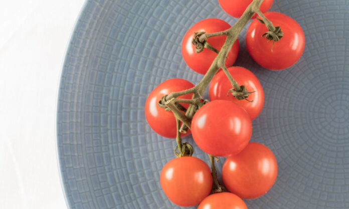 The Nanjinger - 52 Year Old Man in Jiangsu makes Doctors Envious with Strict Diet of Tomatoes