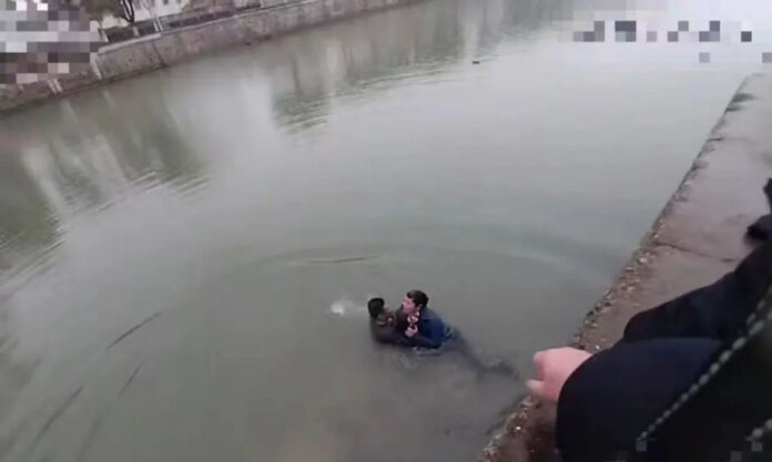 The Nanjinger - 3 for 3! Wuxi Cop’s Jumping into Cold Waters to Save Drowning Person is 3rd in 3 Months!