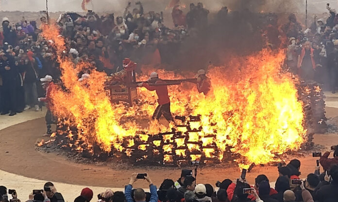 The Nanjinger - Villagers Walk Barefoot through Sea of Fire for Lantern Festival