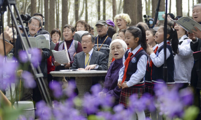 The Nanjinger - Japanese Choir Holds Hands with Chinese Students; Sings Friendship Lasts Forever”
